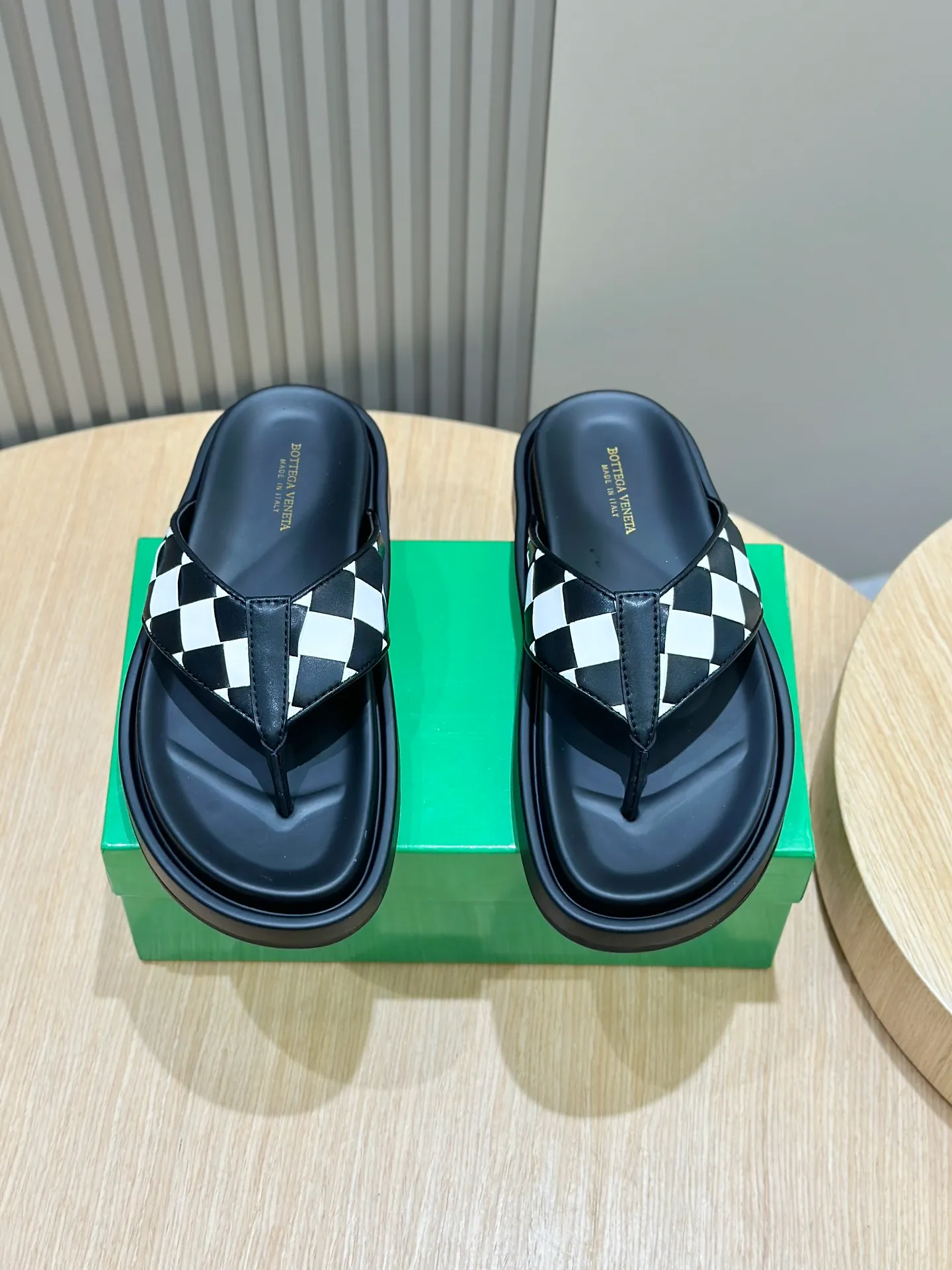 Factory price: 360💰BV hand-woven men's slippers and sandals - suitable for walking. It still emphasizes minimalism and practical wearability, but is full of vivid artistry. Super classic, luxurious and comfortable, imported cowhide + cowhide lining + lightweight outsole Size: 39-44 (customized at 38.45)